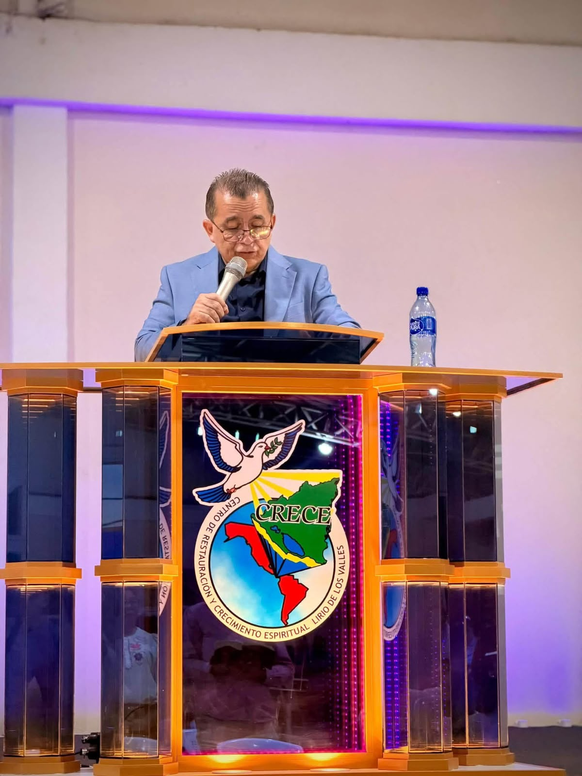 Rev. Salvador Castellón en el púlpito